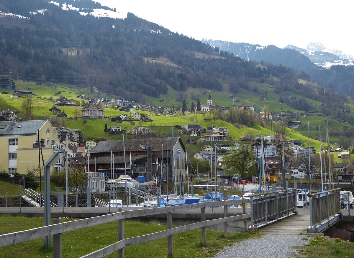 Der Hafen von Unterterzen mit Booten, dahinter der Hang von Quarten