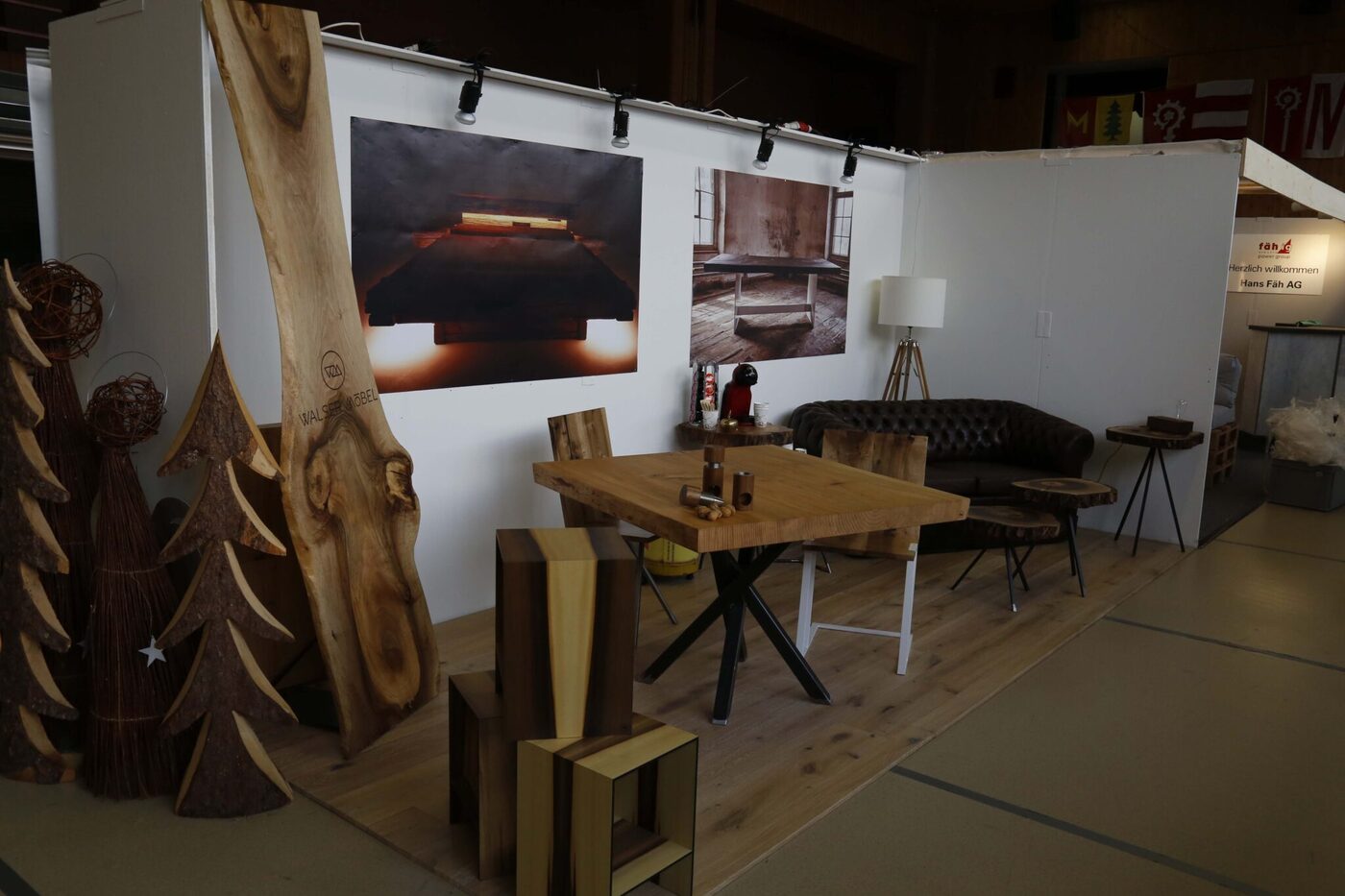 Messestand mit Holzarbeiten, Tisch und Sofa an einer Quartner-Mäss