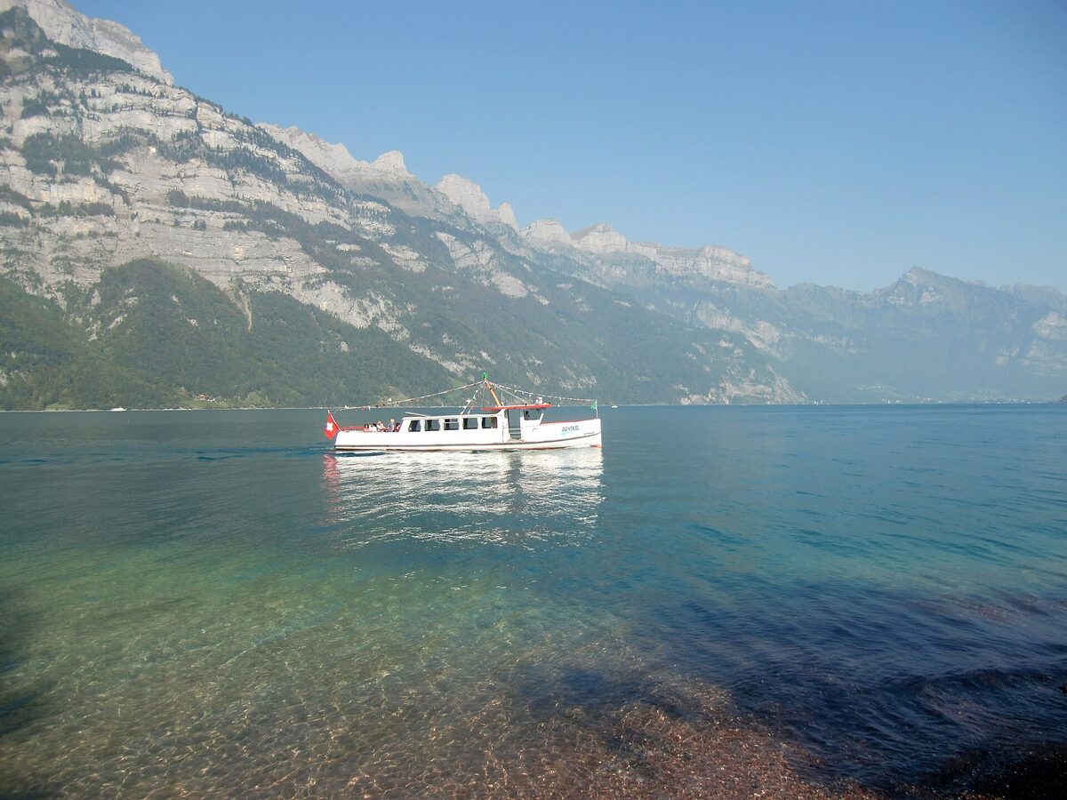 Das Kursschiff Alvier auf dem Walensee vor Murg, dahinter die Churfirsten