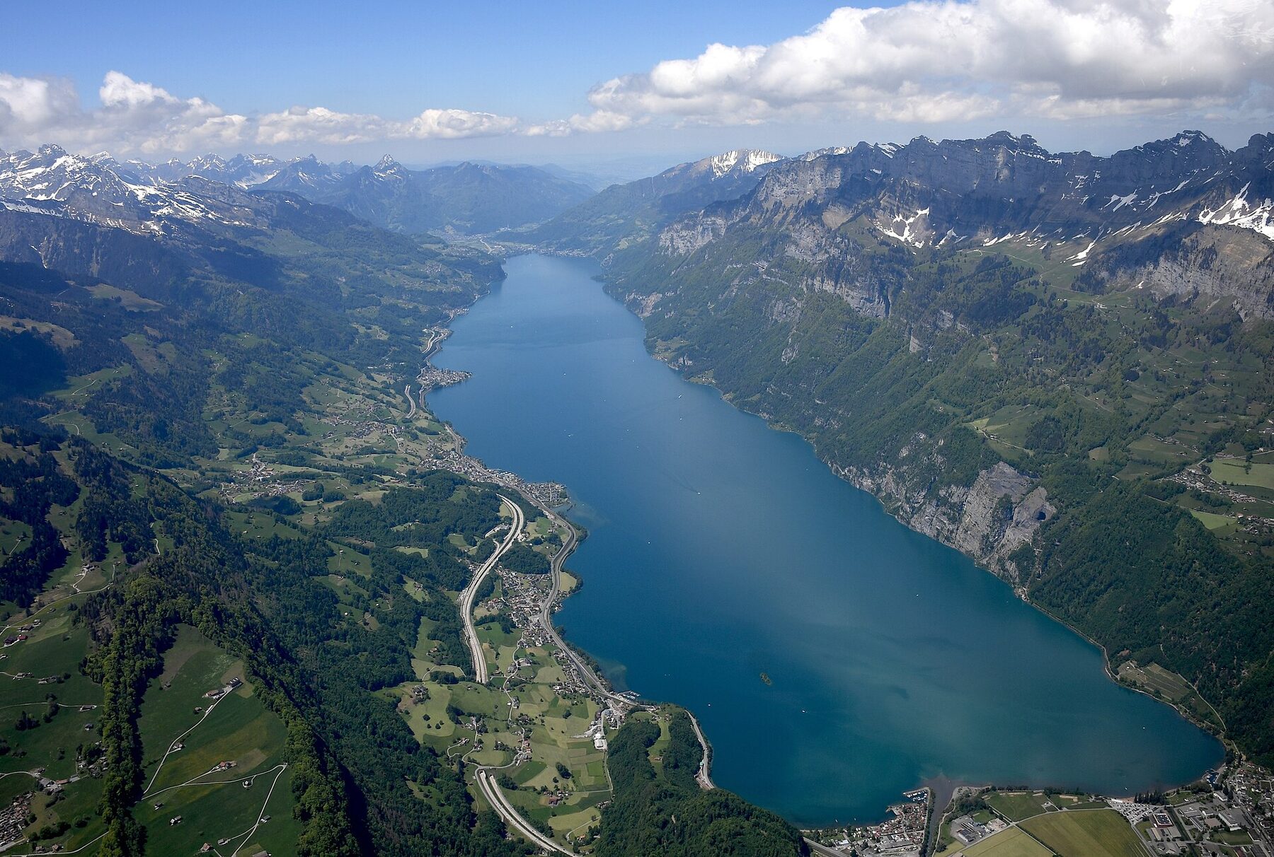 Der ganze Walensee aus der Luft, von Westen her gesehen; die Gemeinde Quarten liegt am rechten, südlichen Ufer